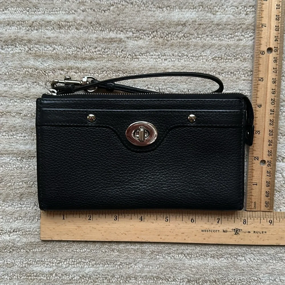COACH Penelope Zippy Wristlet Pebbled Leather Twist Lock Black Silver Zip Wallet